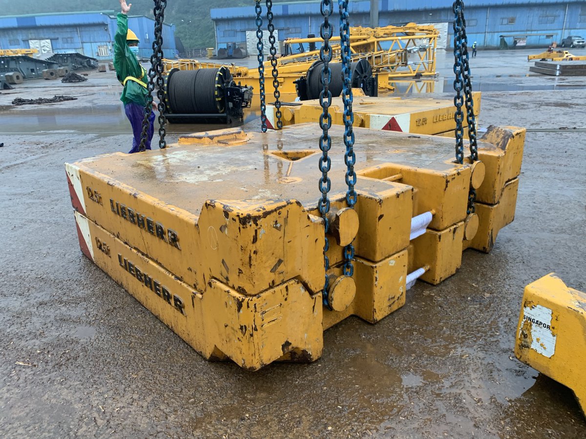 Seaprojectsvn's tweet photo. M/v Ru Yi II completed loading 02 x dismantled cranes with 172 packages/4,799 FRT from #VungAng, Vietnam to #Jakarta just on the 1st of Jan. This has made a very lovely end of the year 2021 for #Seaprojects team and kickstarted another busy and successful year to come for us. https://t.co/486uPCIUf6