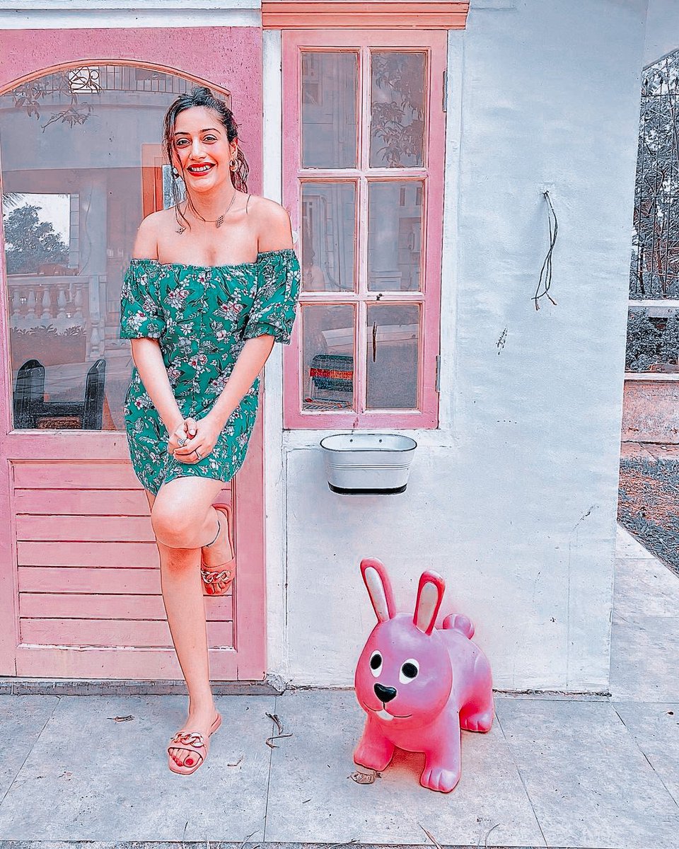 vinisd17's tweet photo. Cutie💚✨

#SurbhiChandna https://t.co/cm0g5y6Xfe