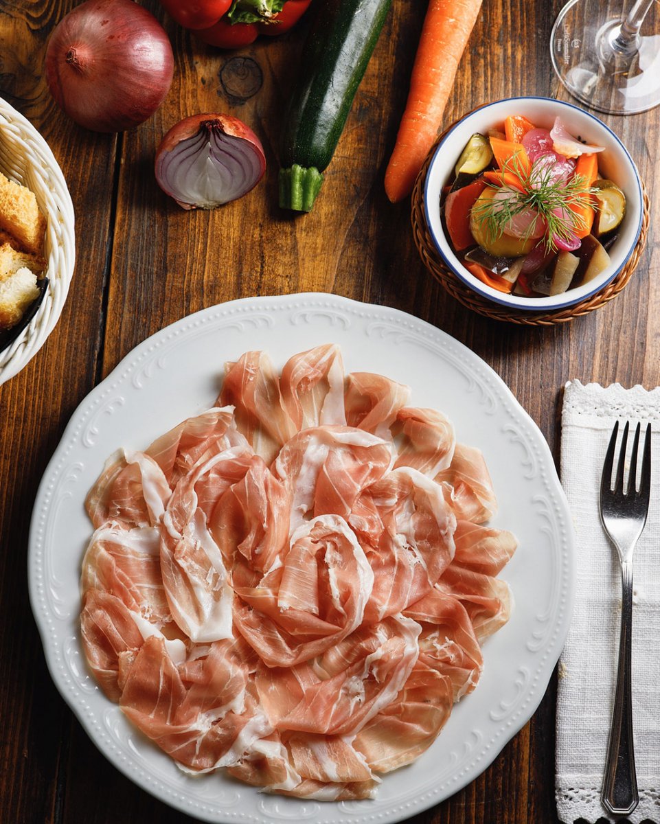 La magia del prosciutto di San Daniele e l'atmosfera dell'osteria di Tancredi infondono sensazioni molto gradevoli... 

Con questa fotografia vi porto nell'incantata esperienza di questo alimento favoloso, gustato a chilometro zero!