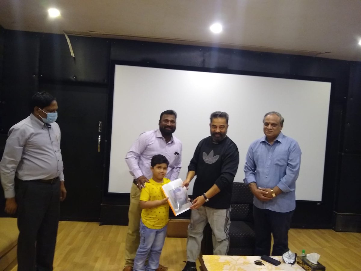 PhysioSarathi's tweet photo. Had an opportunity of meeting THE ULAGANAYAGAN  Dr . KAMALHASAN SIR ❤️.MASTER .SAI SIDDHARTH recieved appreciation from the BIGBOSS himself for making his Portrait by using 500 cubes ..Humbled and honoured .Thank u so much sir @MouryaMNM @ibalamurugan72 @ikamalhaasan @sripriya https://t.co/Fo3TEstdyL