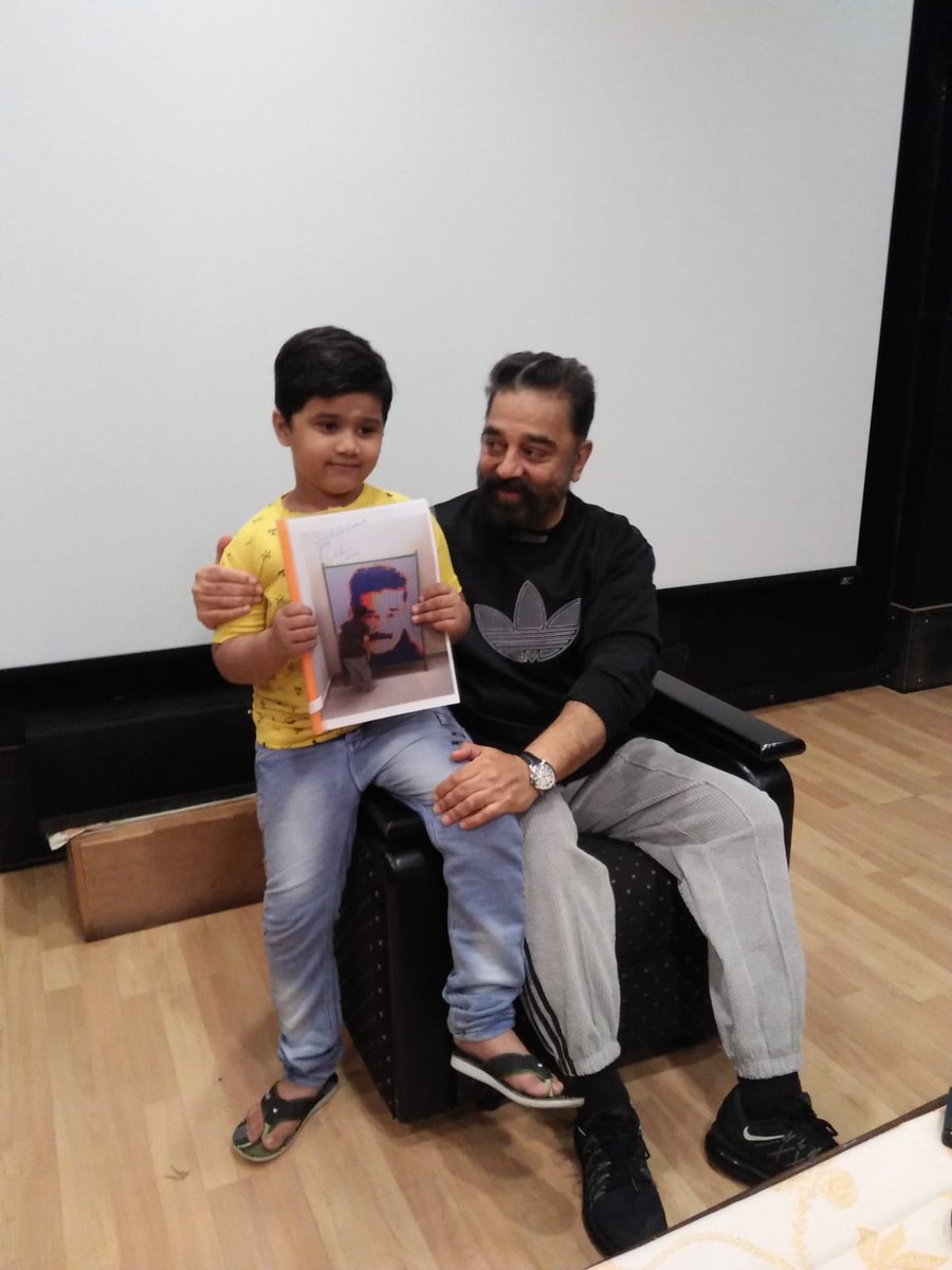 PhysioSarathi's tweet photo. Had an opportunity of meeting THE ULAGANAYAGAN  Dr . KAMALHASAN SIR ❤️.MASTER .SAI SIDDHARTH recieved appreciation from the BIGBOSS himself for making his Portrait by using 500 cubes ..Humbled and honoured .Thank u so much sir @MouryaMNM @ibalamurugan72 @ikamalhaasan @sripriya https://t.co/Fo3TEstdyL