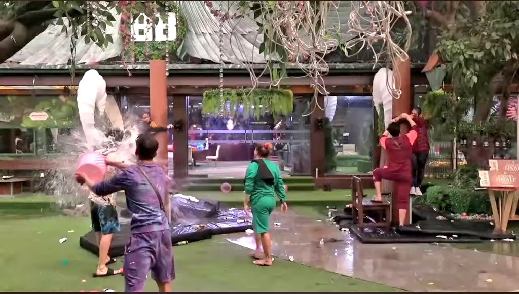real_khabri_1's tweet photo. Who do you support in this Big Ugly Spat between #UmarRiaz &amp; #PratikSehajpal 

Like- Pratik
Retweet- Umar
Comment- Name

#BiggBoss15 https://t.co/i58ZbugASb