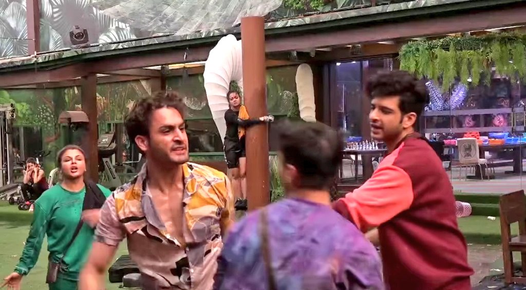 real_khabri_1's tweet photo. Who do you support in this Big Ugly Spat between #UmarRiaz &amp; #PratikSehajpal 

Like- Pratik
Retweet- Umar
Comment- Name

#BiggBoss15 https://t.co/i58ZbugASb