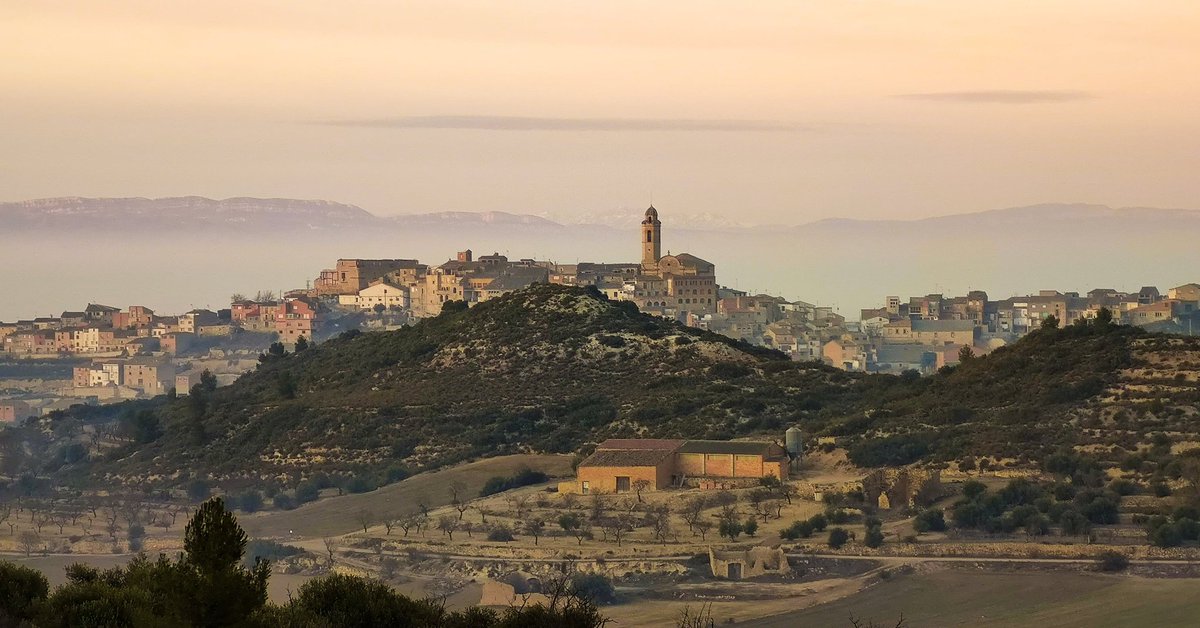 Lo contrast entre llum i tenebres està gastat. La boira i los núvols són "negatius" perquè tapen lo sol, o sigui, la llum. Actualment, hauríem d'estalviar llum i fer servir més l'enginy.
📷La Boira Turística de Ponent - 02/01/22 - Maldà (l'Urgell). A la recerca de mars de boira.