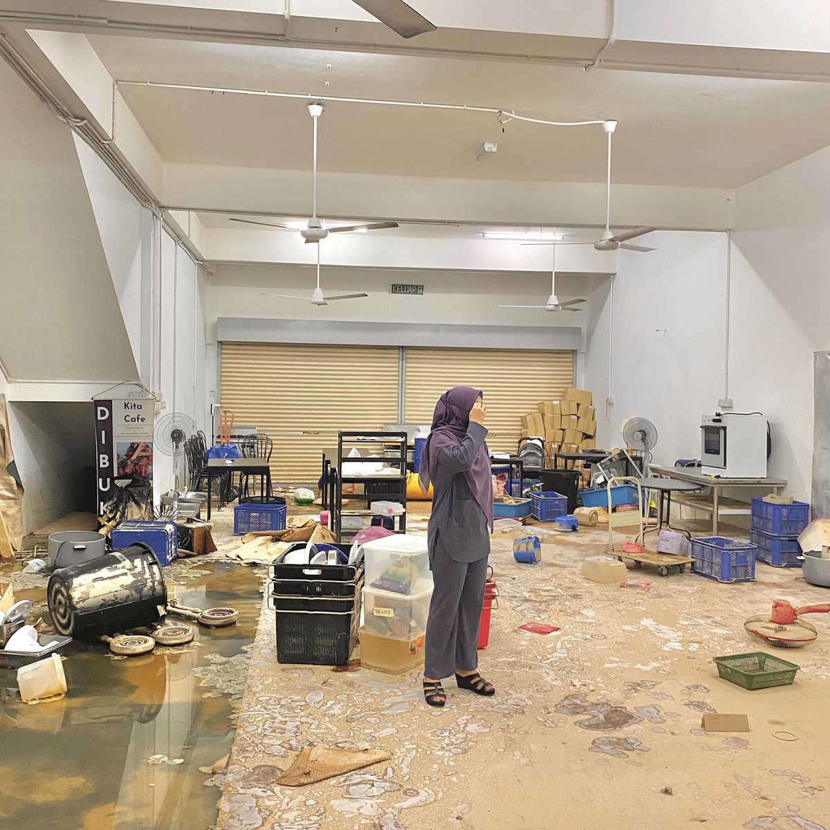 syierahamidee's tweet photo. Hanyut semua nya 😢

Allah swt sebaik baik perancang, 80% dah pindah seminggu sebelum. 20% bukan rezeki saya💛 https://t.co/OL0Da3oO92