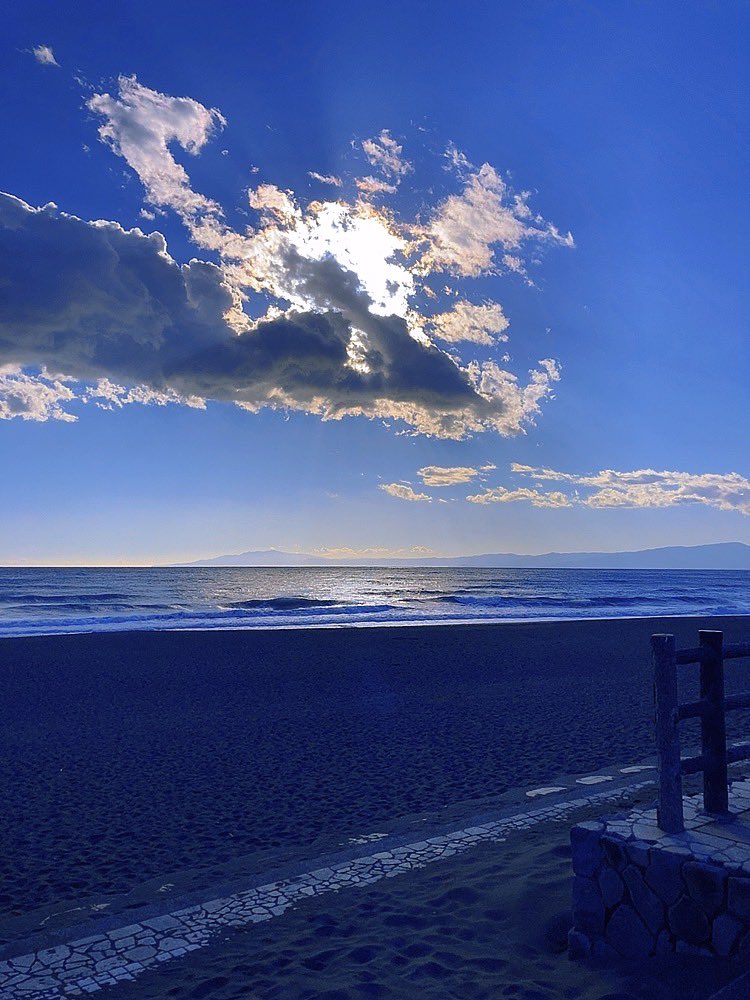 flashlpoint's tweet image. 初乗り、茅ヶ崎漁港横にお邪魔しました🌊
風がオンからオフに変わり始め、富士山くっきり👓波は割れづらい腰前後set胸 ほぼ貸し切りで楽しめました♪
今年も健康で1年サーフィンできますように🙏