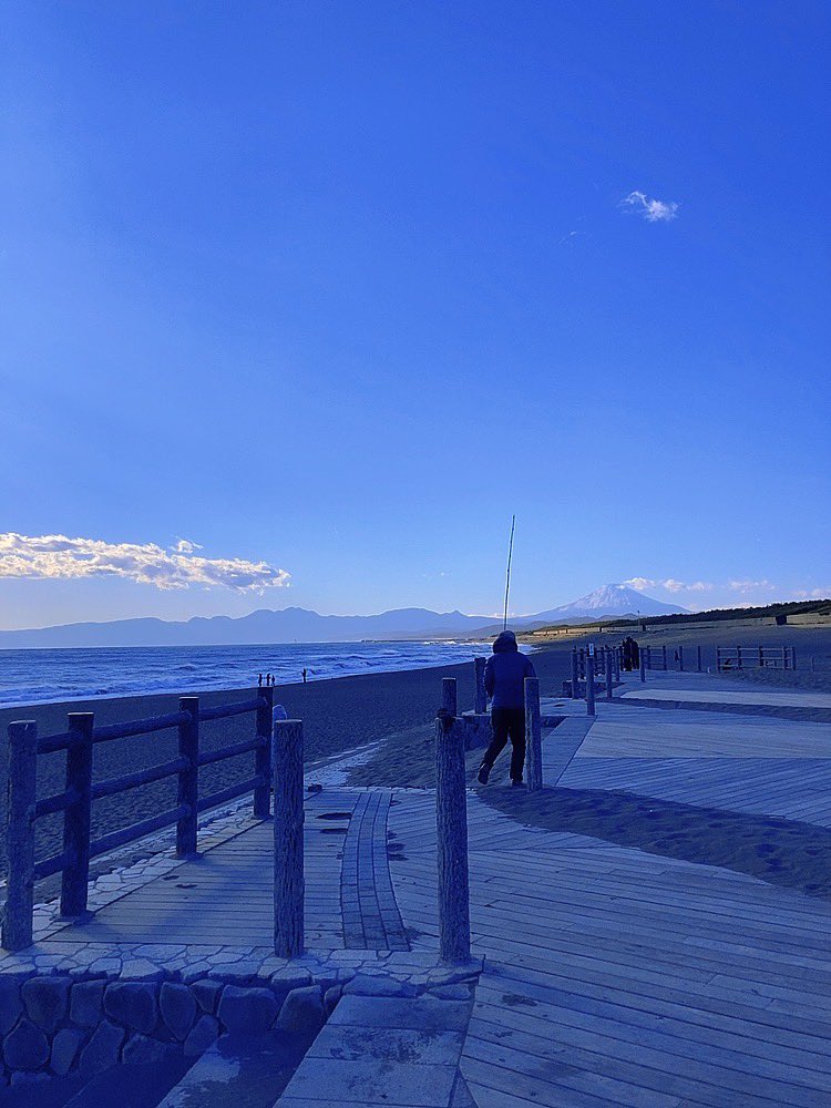 flashlpoint's tweet image. 初乗り、茅ヶ崎漁港横にお邪魔しました🌊
風がオンからオフに変わり始め、富士山くっきり👓波は割れづらい腰前後set胸 ほぼ貸し切りで楽しめました♪
今年も健康で1年サーフィンできますように🙏