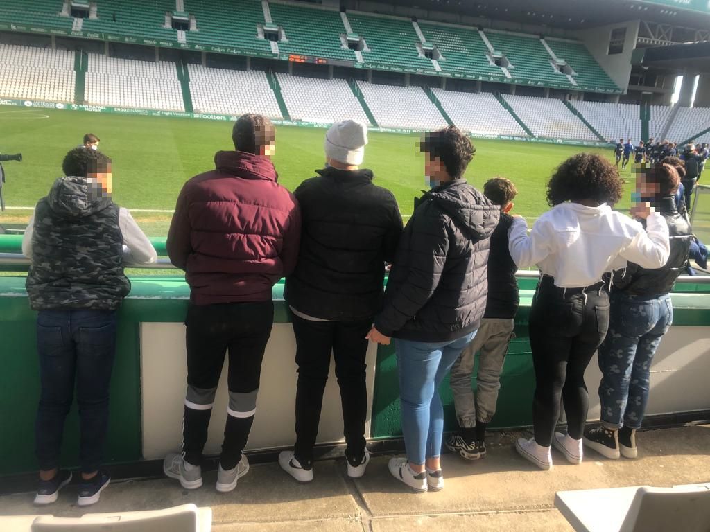 fundacionEMET's tweet photo. Nuestros #menores de la C.T. 'La Marquesa' conocieron El Arcángel gracias al @CordobaCF_ofi 👏.

Los chicos y chicas visitaron el estadio al completo y, además, animaron a los #futbolistas durante el partido para que sintieran el apoyo de la afición.

¡Gracias por las entradas!💙 https://t.co/2i2w9Okoa1