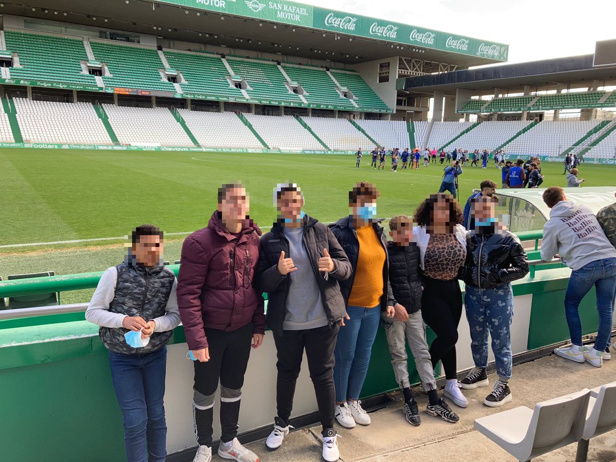 fundacionEMET's tweet photo. Nuestros #menores de la C.T. 'La Marquesa' conocieron El Arcángel gracias al @CordobaCF_ofi 👏.

Los chicos y chicas visitaron el estadio al completo y, además, animaron a los #futbolistas durante el partido para que sintieran el apoyo de la afición.

¡Gracias por las entradas!💙 https://t.co/2i2w9Okoa1