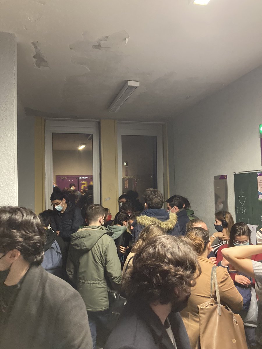 MartinRicher12's tweet photo. Debut des partiels à @SorbonneParis1, attente pendant presque une heure devant la salle, une trentaine d’étudiants dans 15 mètres carrés sans aucune aeration. Voici comment le gouvernement et @VidalFrederique traite les étudiants en période de recrudescence inquiétante du COVID🤡 https://t.co/96vU98MW9P