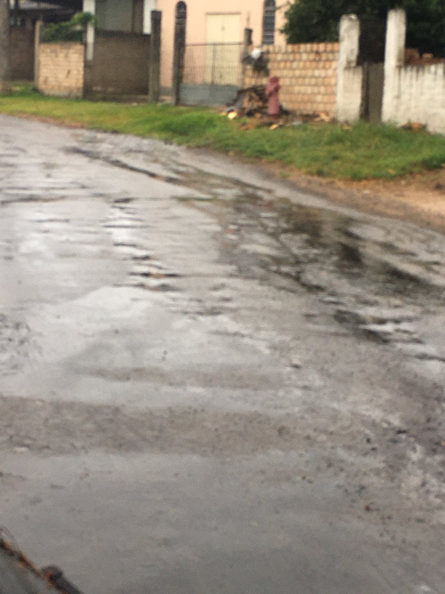 TataioMalHumor's tweet photo. @dmaepoa Enquanto falta água de um lado, no outro jorra a mais de dois dias na rua São Lourenço número 300 (Cond. Mariante) https://t.co/bRErSweZbj