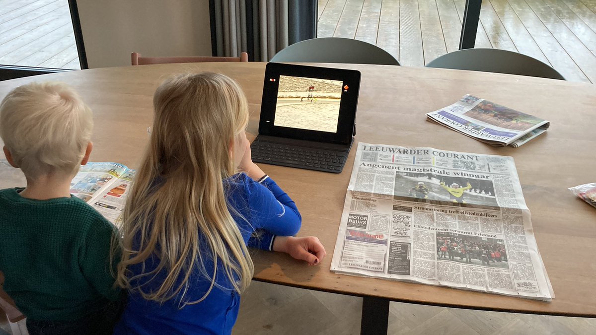 AndriesBouwman's tweet photo. Voor het gevoel even de #elfstedentocht aangezet. Maar staat nu al meer dan twee uur te draaien. Toch wel heel bijzonder om deze beelden te zien en de sfeer spat door het scherm heen. Het maakt wat losβ¦ en niet allen bij mij π¨βπ§βπ¦ https://t.co/ubtUaHRtdH
