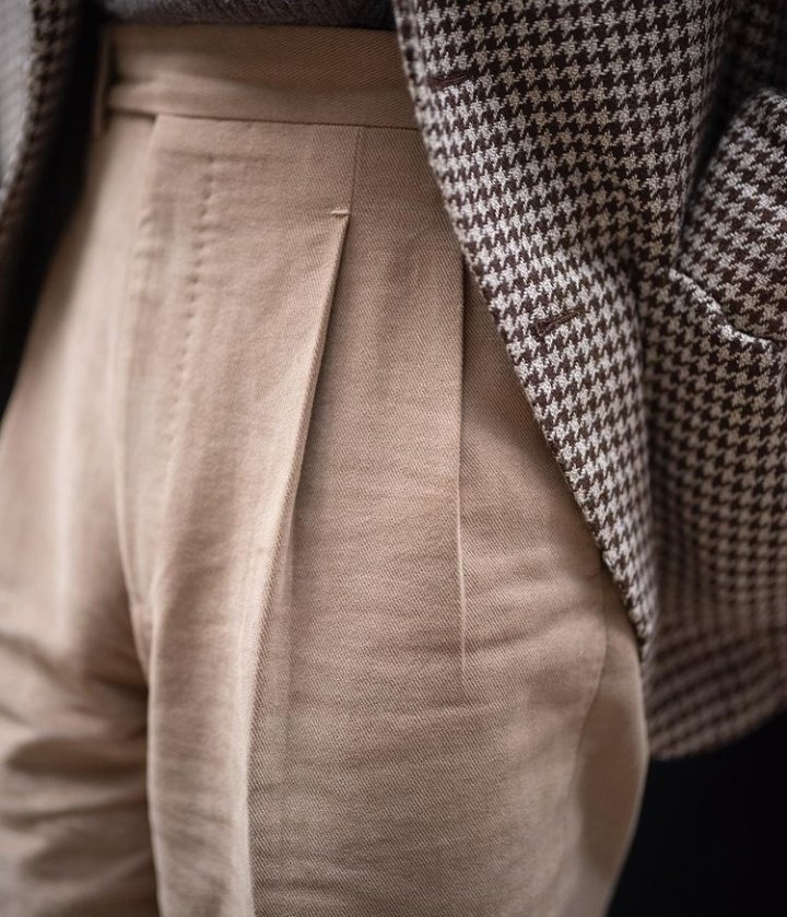 LesDamoiseaux's tweet photo. Le pied-de-poule est certainement l'un des plus jolis motifs sur une veste. Traditionnellement noir, il est ici de couleur marron. https://t.co/cKstjpGrxj