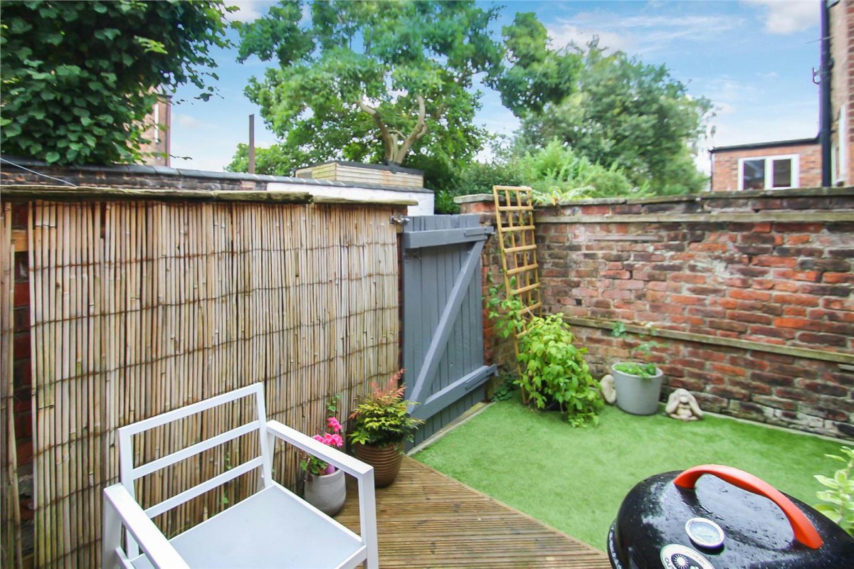 WatersonsEA's tweet photo. NEW!
Oakfield Street, #Altrincham - £350,000
A beautifully presented 2 Bedroom Victorian terraced property, ideally located for the town centre, market quarter and metrolink. 1077sqft. To arrange a #viewing ☎️01619416633 or via 📧hale@watersons.net #propertyforsale #estateagent https://t.co/15aR6DJFf8