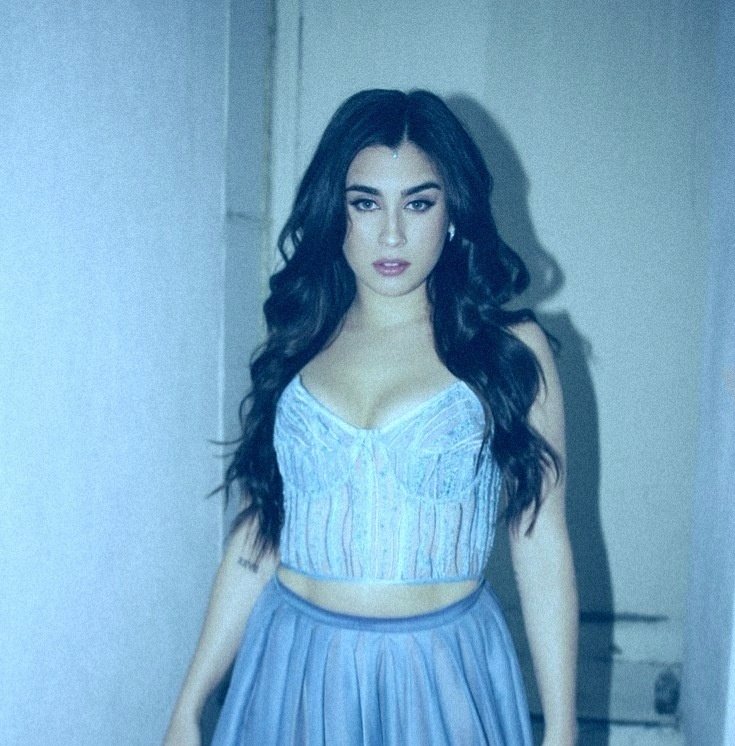 aucubami's tweet photo. camren au > supernova

era rotina: camila sentava-se ao cair da noite para fazer uma súplica á Lua: que ela, por compaixão, lhe trouxesse um grande amor.

cansada de ouvi-la todas as noites, a Lua lhe garantiu o pedido, enviando alguém especial: sua própria filha. https://t.co/G07uwwXgsy