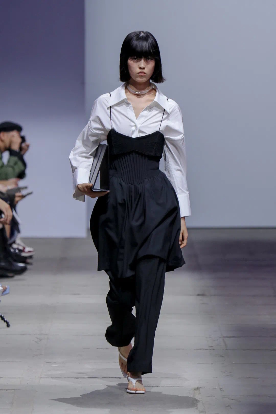Shanghai Fashion Week Trends No Matter How Interesting The Colors Are Black White Has Always Been The Protagonist Element In Fashion Trends In Ss22 Shanghaifashionweek The Black White Color