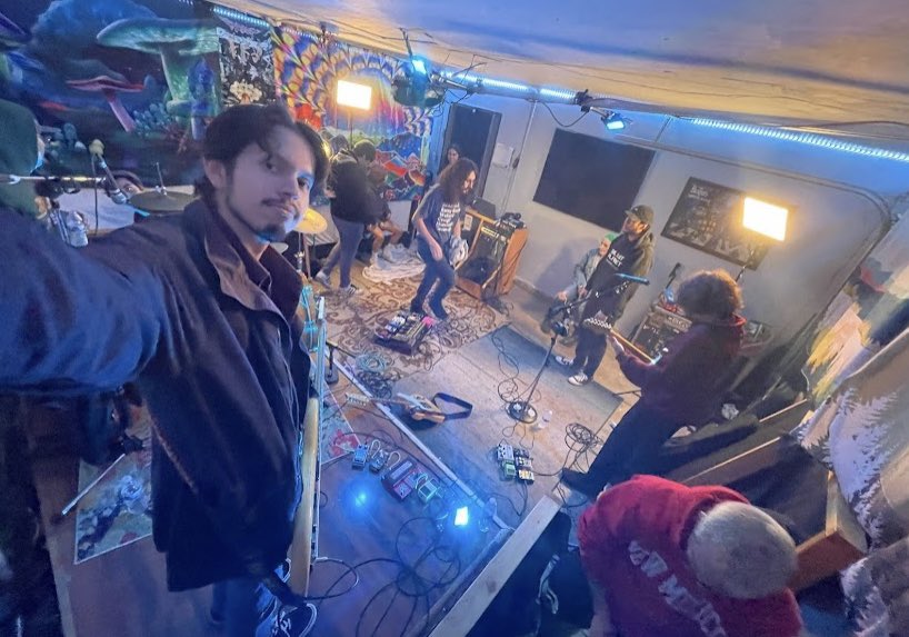hiddentreeca's tweet photo. Happy New Year!
Happy New Session!
Vox Humana’s full set is on our YouTube page ❣️
Go watch it &amp; let’s have an awesome 2022! https://t.co/pQPCX0NrKW