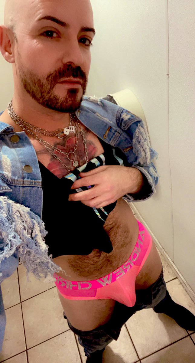 latinguido0519's tweet photo. Pretty in pink https://t.co/9iUXHEiUyB