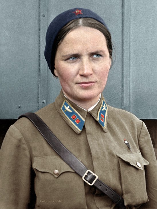 Вечная память!😢🌹🌹
4 января 1943 года в авиакатастрофе близ Саратова погибла Марина Михайловна РАСКОВА — советская лётчица-штурман, майор; одна из первых женщин, удостоенная звания Герой Советского Союза.