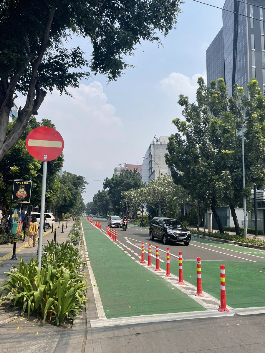 adriansyahyasin's tweet photo. Setelah Jl. Sudirman, jalur sepeda terproteksi kini hadir di Jl. Wahid Hasyim 😍😍

Ini baru infrastruktur ramah pesepeda yg harus jadi standar minimal

@DKIJakarta @B2WIndonesia @itdpindonesia @TfJakarta @DishubDKI_JKT https://t.co/1vnzE0tFTp