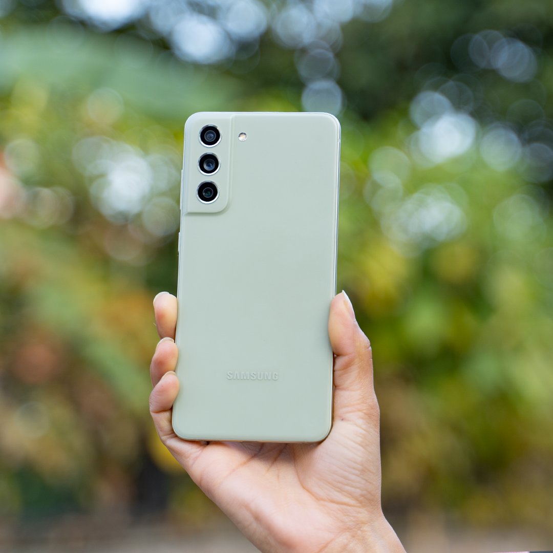 ravi3dfx's tweet photo. #SamsungGalaxyS21FE 5G is here! π
6.4-inch 120Hz Dynamic AMOLED
#android11, #OneUI3.1
4500 mAh battery
25 Watt Fast Charging
12MP Primary, 8MP Telephoto (both OIS), 12MP Ultra Wide
IP68 rating, Optical In-display Fingerprint sensor, Stereo Speaker. https://t.co/Yv2CWIJAml