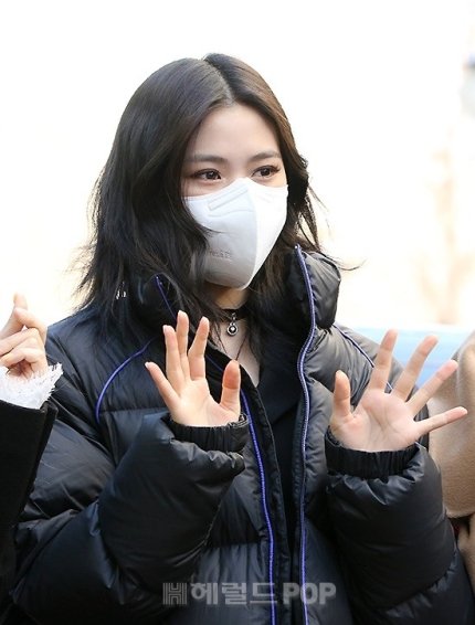 SRJ_Global's tweet photo. [PRESS] 220104 RYUJIN arrived to attend the recording of "Yu Huiyeol's Sketchbook" at KBS in Yeouido.

#ITZY #RYUJIN  #있지 #류진  #リュジン #申留真 https://t.co/9rds1yXhQH
