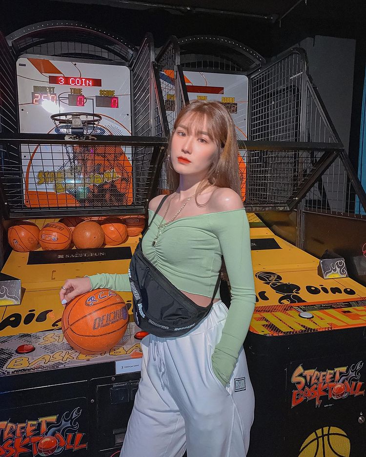 Yuri_Lingo_o's tweet photo. Fun time at Arcade !! Let go Wa da da da 🌟
#BALLBOUNCE #basketball #throwingball 🏀🏀 https://t.co/fFlWRu51sM