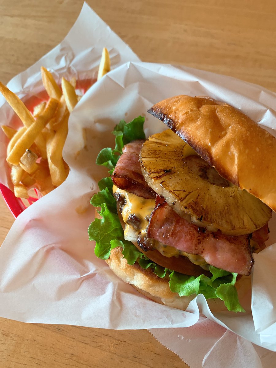 a_a_taro's tweet photo. 本日の #本八幡ランチ
「#SHISHIBONE2」さん🍔
ベーコンパインバーガーにチーズトッピング🍔
ビールは赤星⭐️
もはや昼から最高しかない🤩
#本八幡 #本八幡グルメ #本八幡ハンバーガー #シシボーン2 #burgerattack #サッポロビール #赤星ラベル #ウマすぎる https://t.co/dGDtw9nWpO