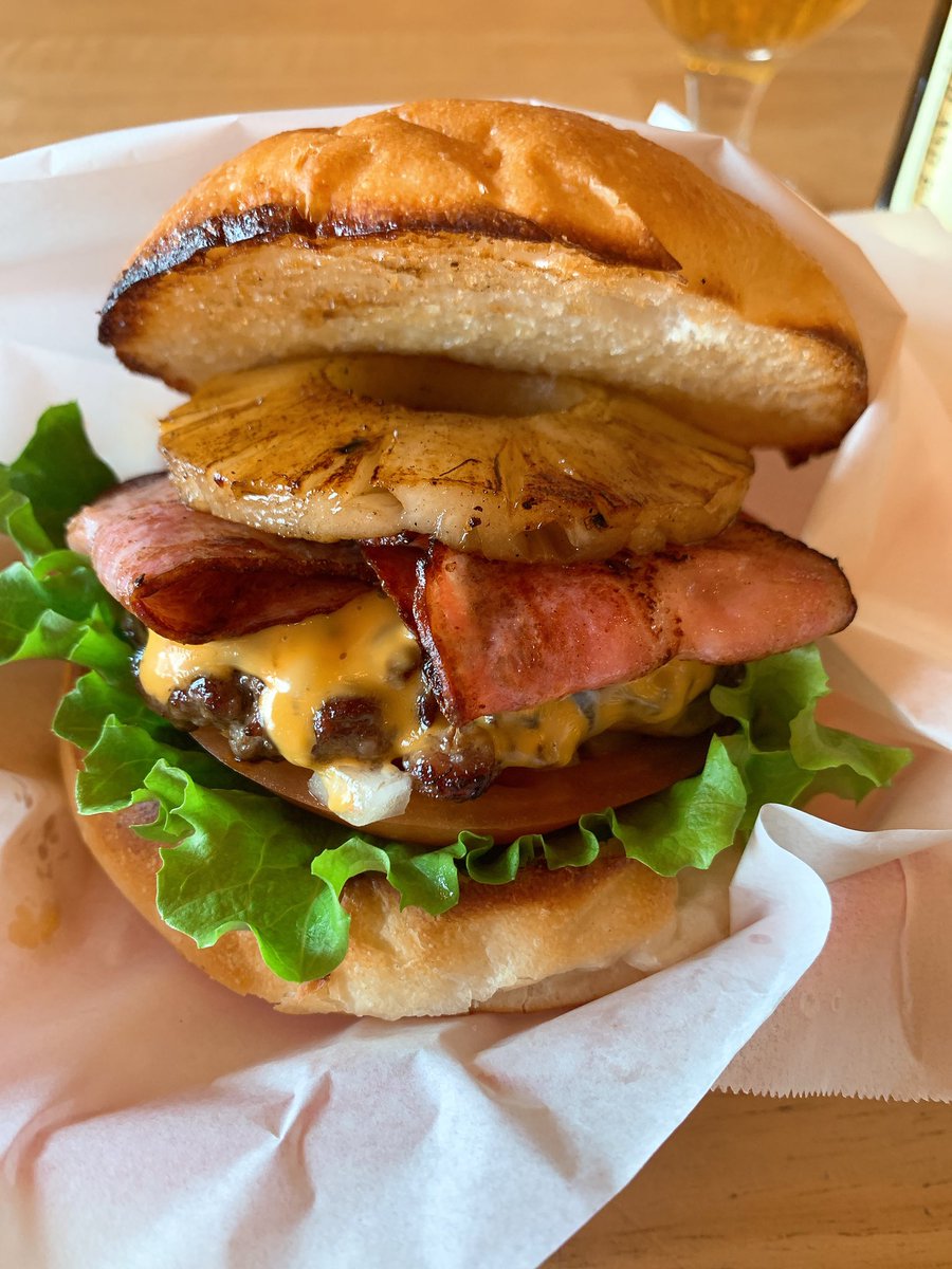 a_a_taro's tweet photo. 本日の #本八幡ランチ
「#SHISHIBONE2」さん🍔
ベーコンパインバーガーにチーズトッピング🍔
ビールは赤星⭐️
もはや昼から最高しかない🤩
#本八幡 #本八幡グルメ #本八幡ハンバーガー #シシボーン2 #burgerattack #サッポロビール #赤星ラベル #ウマすぎる https://t.co/dGDtw9nWpO