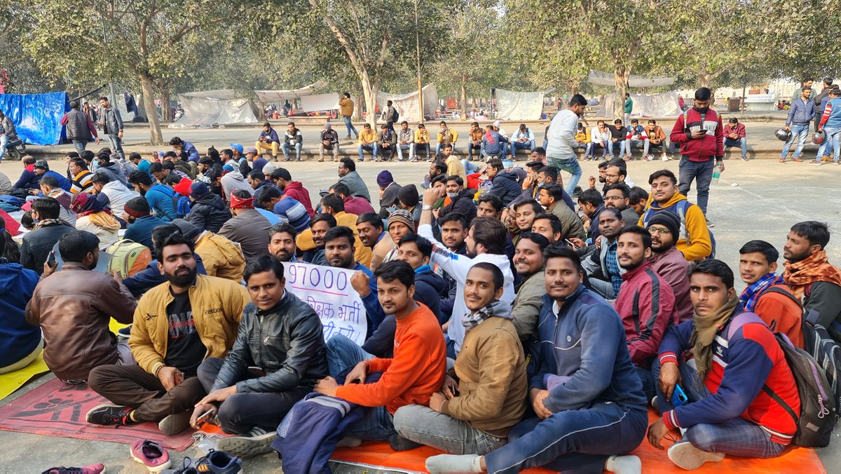 RohitVaidwan25's tweet photo. #upsupertet97000
 इस # को खुद से, दोस्तो से, ओर अपने जानकरों से ज्यादा से ज्यादा शेयर कराये...
आपको एक शीट तो मिल ही जाएगी और जो यहाँ ठंड में बैठें है उनको भी....पर वो अपने लिए नही आप सबके के लिए यहाँ है...आप आ नही सकते है  तो घर से ही ज्यादा से Support करें🙏🙏🙏@rajatsingh2017 https://t.co/EQGaFKyPa1