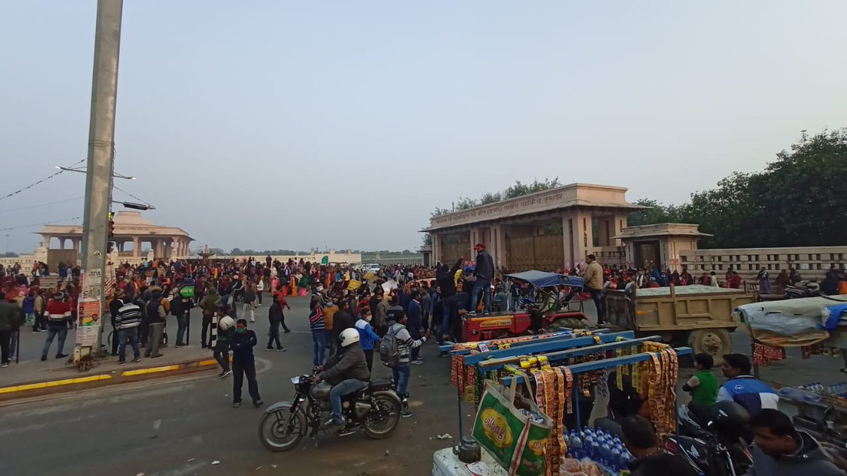 RohitVaidwan25's tweet photo. #upsupertet97000
 इस # को खुद से, दोस्तो से, ओर अपने जानकरों से ज्यादा से ज्यादा शेयर कराये...
आपको एक शीट तो मिल ही जाएगी और जो यहाँ ठंड में बैठें है उनको भी....पर वो अपने लिए नही आप सबके के लिए यहाँ है...आप आ नही सकते है  तो घर से ही ज्यादा से Support करें🙏🙏🙏@rajatsingh2017 https://t.co/EQGaFKyPa1
