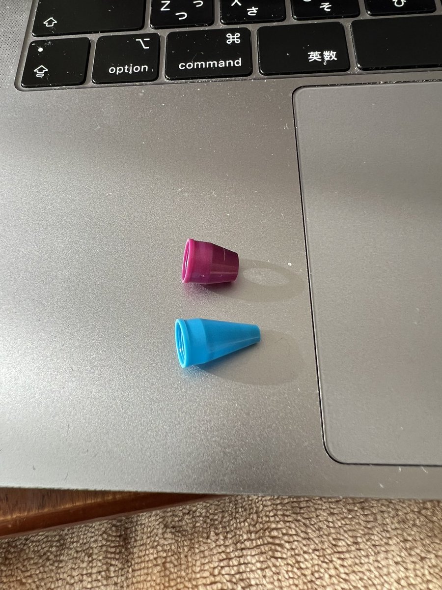 補足
・メタリックゲルのチップはこれくらい切ってる
・緑とピンクの配色のボディは黒半透明のG3
・昔はG3ペン尻に穴あけて、ちょうどいい長さに切った楽ボのレフィル反転で入れてたけど回しにくいからやめた