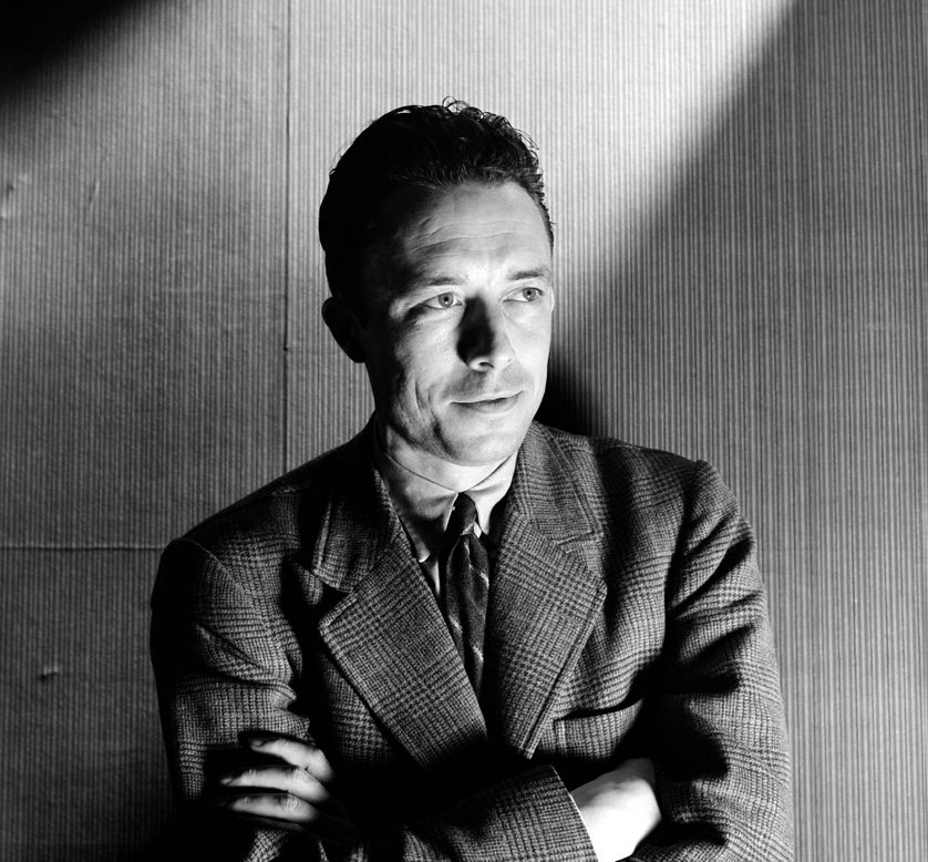 franceculture's tweet photo. 4 janvier 1960 : Albert Camus se tuait dans un accident de voiture. Il fut un écrivain en quête de vérité. Non pas la vérité des philosophes, mais celle des sentiments et de l'instinct. C'est pourquoi son humanisme résonne encore aujourd'hui. https://t.co/jwMYJmbiIS https://t.co/ULJweBa8Ou