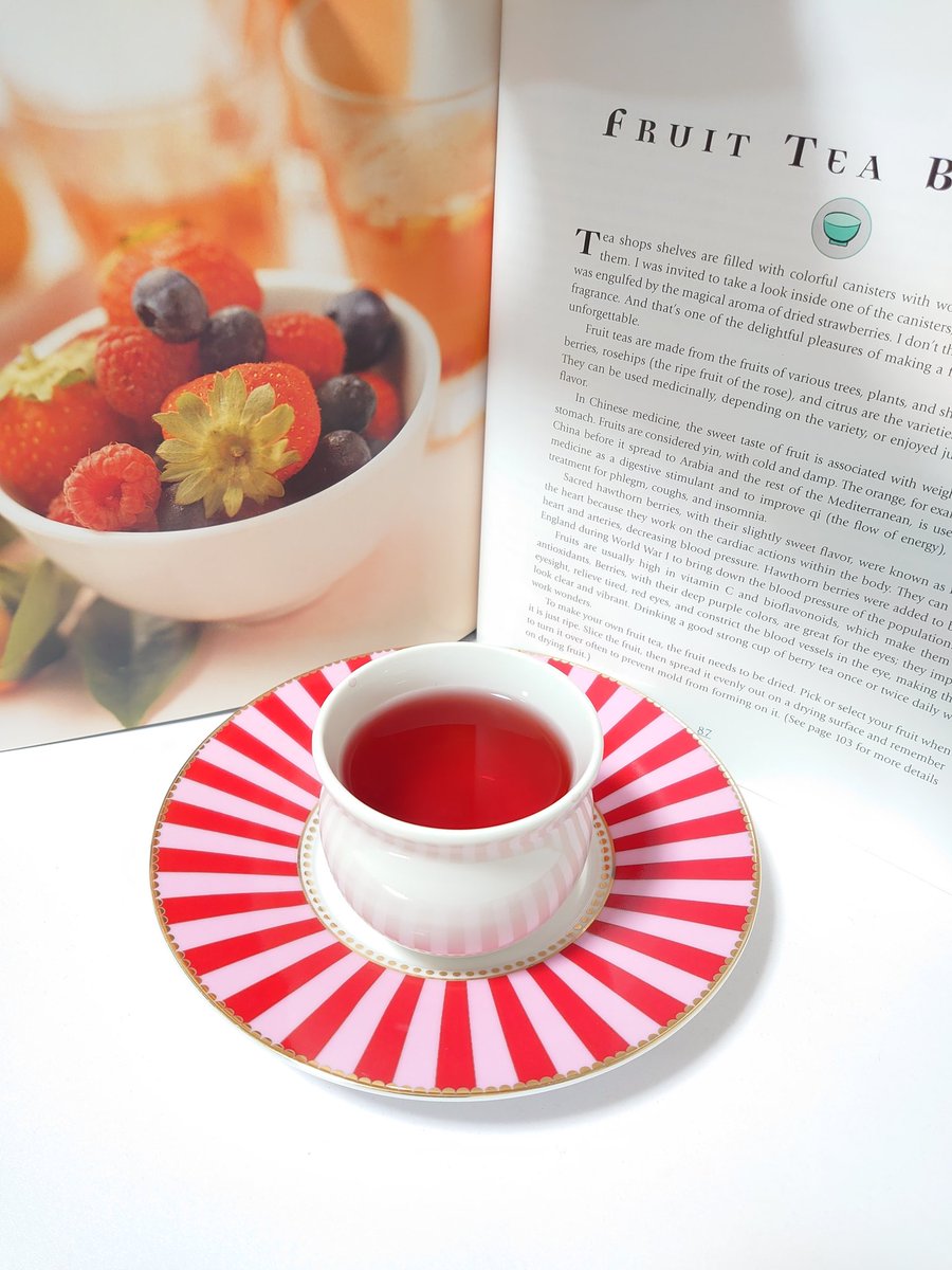 latinatropicana's tweet photo. 🇪🇦 Mi té de frambuesa casero 🍓
Este libro de té es mi tesoro desde cuando yo era adolescente.
🇬🇧 My homemade raspberry tea 🍓
This tea book is my treasure since when I was a teenager
自家製ベリーティー 🍓
このお茶の本は十代の頃からの宝物
#té #tea #tealover #homemade #pipstudio https://t.co/2NyqI1cyJt