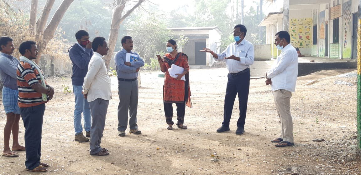 mb_telangana's tweet photo. Chief Engineer #MissionBhagiratha Sri V.Srinivas Rao along with EE, DyEE, AEEs, Executing agencies &amp; with Local bodies inspected the Habitations Venkatapur, Nachinapally in Duggondi mandal of Warangal(R) District.

@SmitaSabharwal @DayakarRao2019 https://t.co/rKDxAohrKh