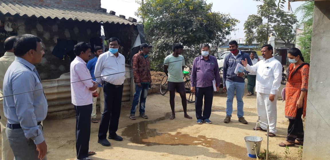 mb_telangana's tweet photo. Chief Engineer #MissionBhagiratha Sri V.Srinivas Rao along with EE, DyEE, AEEs, Executing agencies &amp; with Local bodies inspected the Habitations Venkatapur, Nachinapally in Duggondi mandal of Warangal(R) District.

@SmitaSabharwal @DayakarRao2019 https://t.co/rKDxAohrKh