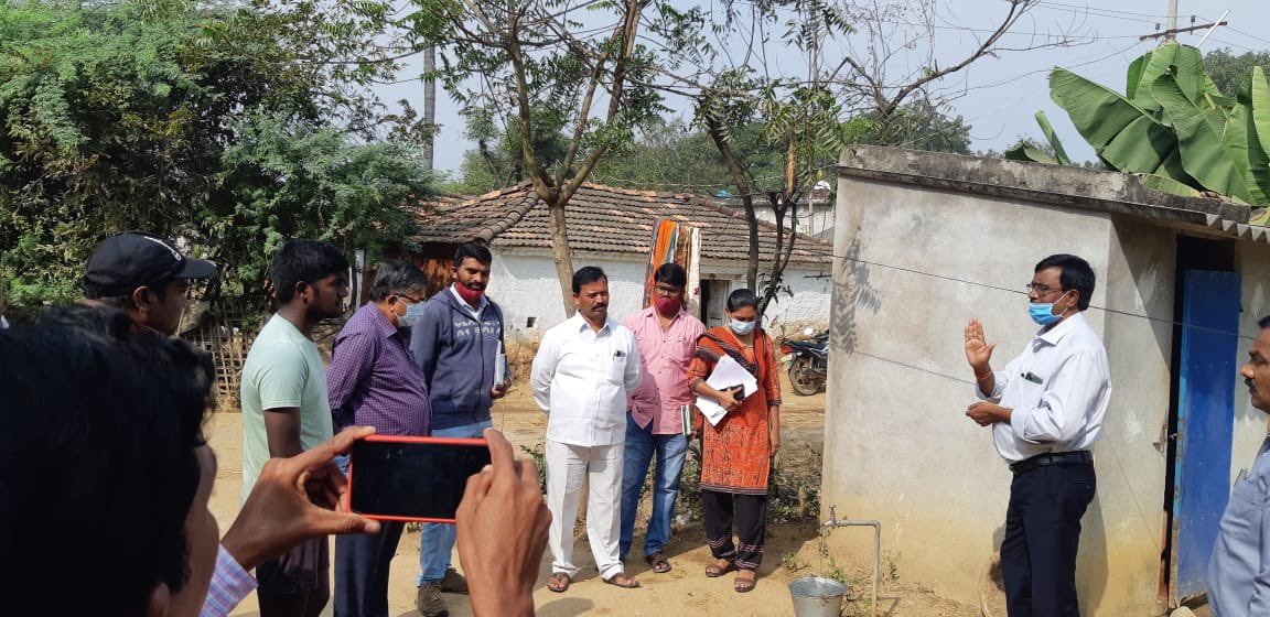 mb_telangana's tweet photo. Chief Engineer #MissionBhagiratha Sri V.Srinivas Rao along with EE, DyEE, AEEs, Executing agencies &amp; with Local bodies inspected the Habitations Venkatapur, Nachinapally in Duggondi mandal of Warangal(R) District.

@SmitaSabharwal @DayakarRao2019 https://t.co/rKDxAohrKh