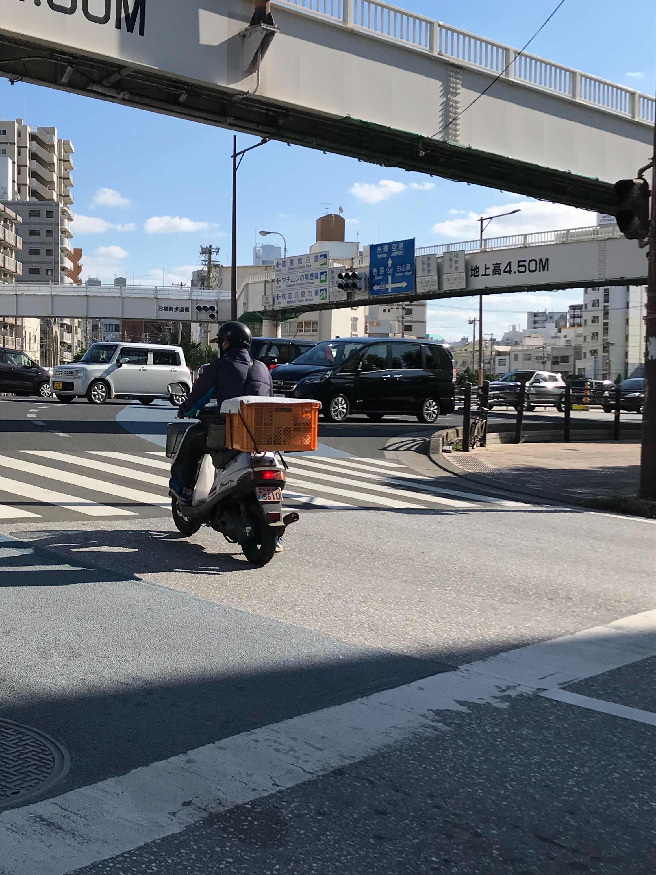 沖縄県警の怠慢 県民のモラル 沖縄に限らずではあるけれど 二輪車のすり抜け行為やすり抜け 停止線オーバーの信号待ち等 二輪車の大多数が危険な違反を日常的に行っている 本当にやめて欲しいし 罰則と取り締まりを厳しくして欲しい 沖縄は特に悪質