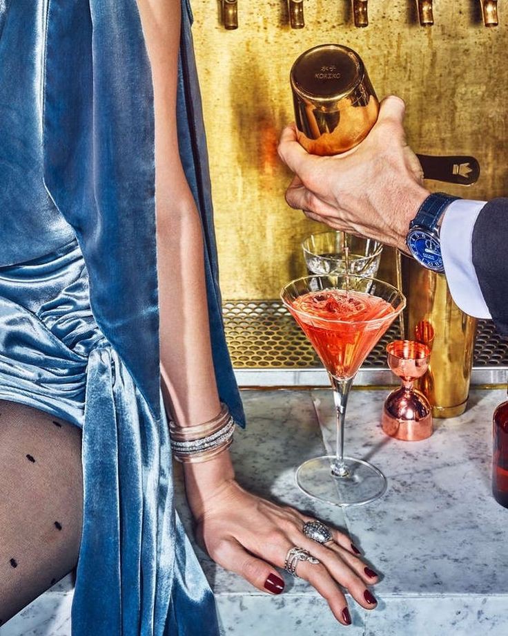 Año Nuevo 2022

—Para despedir el año toda la familia se había reunido en la mansión btz la última noche del año para una cena, siguiendo la fiesta hasta altas horas de la madrugada. Lo que más le hacía feliz era pasar otro año en familia, enamorado y lleno de alegría.—