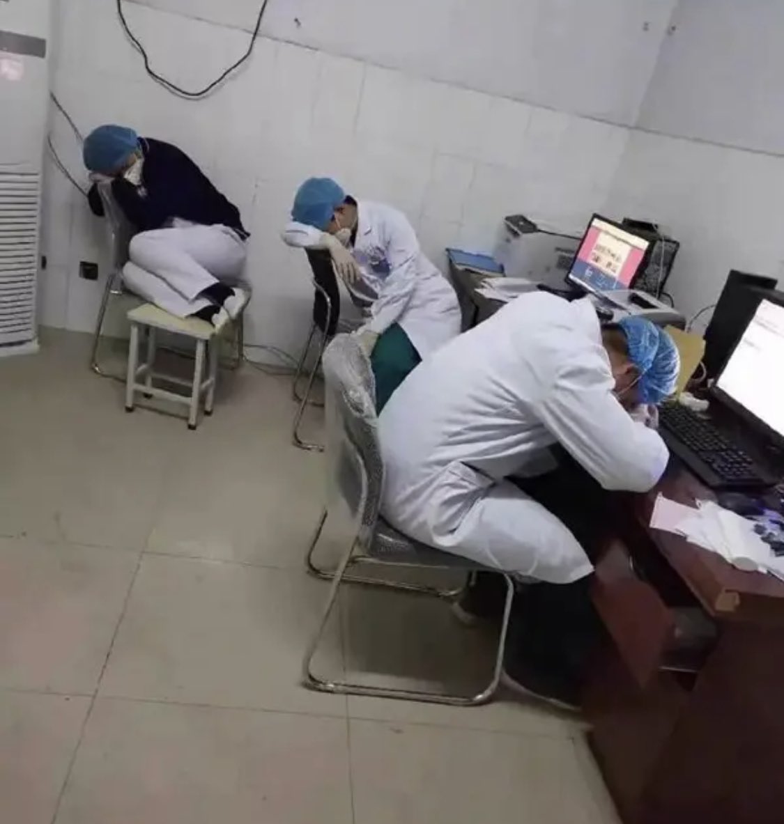 الطواقم الطبية تعمل ليلا ونهارا وأعرف شخصيا من يعملون أكثر من ١٨ ساعة متواصلة منذ أسابيع ناهيكم عن السنتين الماضيتين، أرجوكم أن نتذكرهم بدعوة، كلنا مرهقون ومنزعجون لكنهم فوق إرهاقهم يسهرون للتخفيف عنا، بصفتي الشخصية أقول لكل طبيب/ة وكل ممرض/ة وكل رجل أمن شكرا ومأجورين، معاً💪🏼🤍