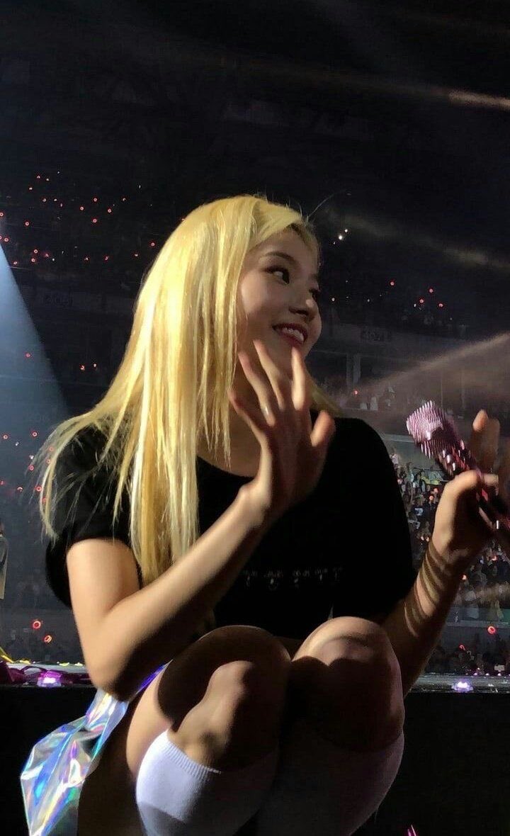 msngallery's tweet photo. oh to be this close with sana https://t.co/Bu4NX1l7ss