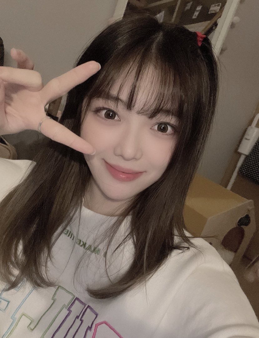 haneulzones's tweet photo. HANEUL WITH BANGS!! she is so cute omg https://t.co/Gh2RS3xRUU