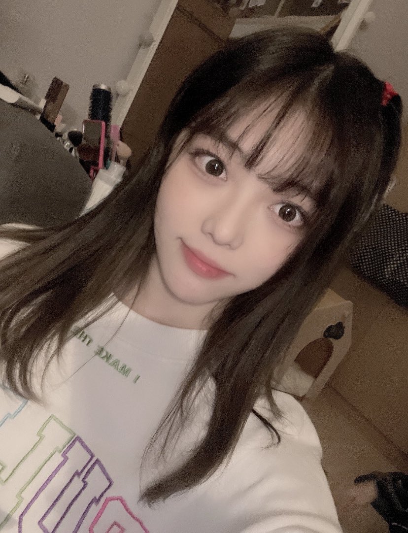 haneulzones's tweet photo. HANEUL WITH BANGS!! she is so cute omg https://t.co/Gh2RS3xRUU