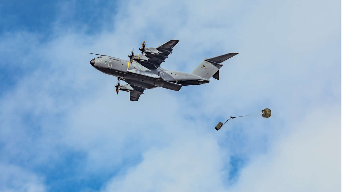 korb_andi's tweet photo. Rückblick 2021: ein weiteres Jahr ohne Flugunfall im bemannten Flugbetrieb der #Bundeswehr. Dafür meinen herzlichen Dank an alle direkt oder indirekt am Flugbetrieb Beteiligten von @team_luftwaffe, @Deutsches_Heer, @CdrDeuNavalAir und @BaainBw. Weiter so! #flysafe in #2022. https://t.co/N3LJrPB25n