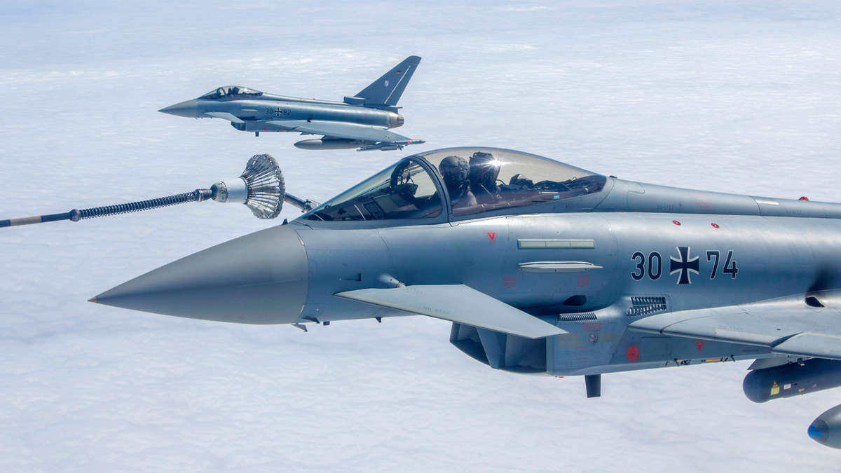 korb_andi's tweet photo. Rückblick 2021: ein weiteres Jahr ohne Flugunfall im bemannten Flugbetrieb der #Bundeswehr. Dafür meinen herzlichen Dank an alle direkt oder indirekt am Flugbetrieb Beteiligten von @team_luftwaffe, @Deutsches_Heer, @CdrDeuNavalAir und @BaainBw. Weiter so! #flysafe in #2022. https://t.co/N3LJrPB25n