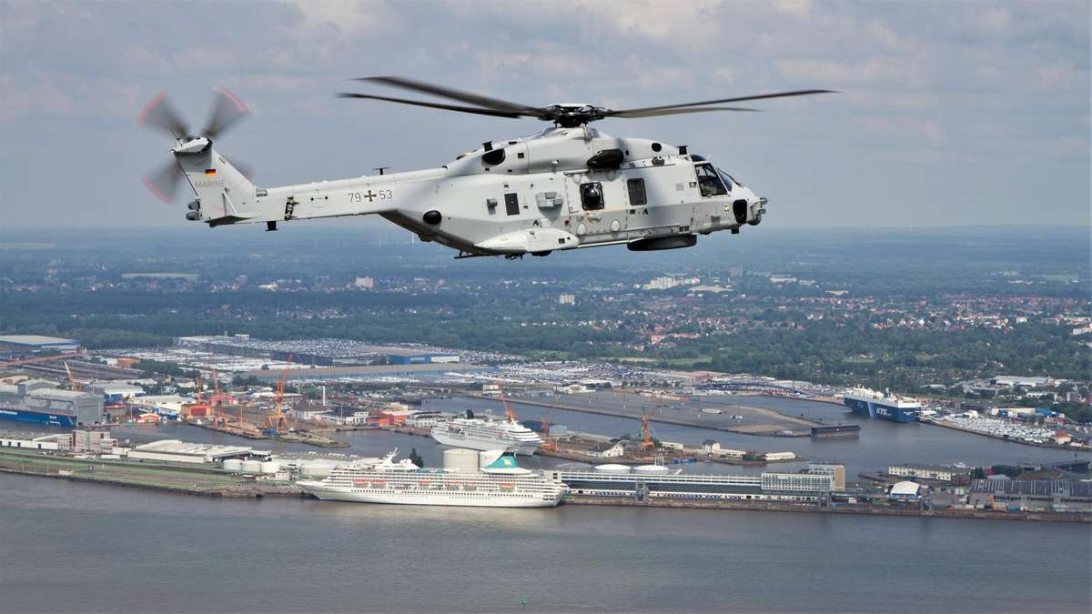 korb_andi's tweet photo. Rückblick 2021: ein weiteres Jahr ohne Flugunfall im bemannten Flugbetrieb der #Bundeswehr. Dafür meinen herzlichen Dank an alle direkt oder indirekt am Flugbetrieb Beteiligten von @team_luftwaffe, @Deutsches_Heer, @CdrDeuNavalAir und @BaainBw. Weiter so! #flysafe in #2022. https://t.co/N3LJrPB25n