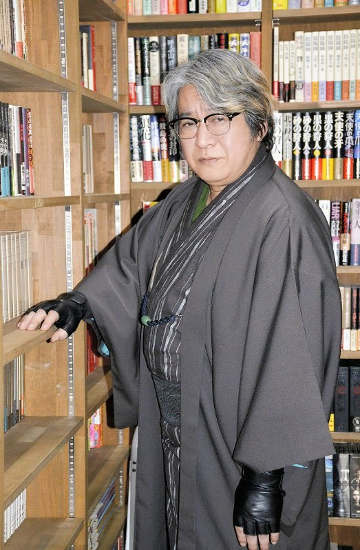 フィクションにおける 指ぬきグローブ キャラはみんなかっこいいんだが それをその Sow 新作出すよのイラスト