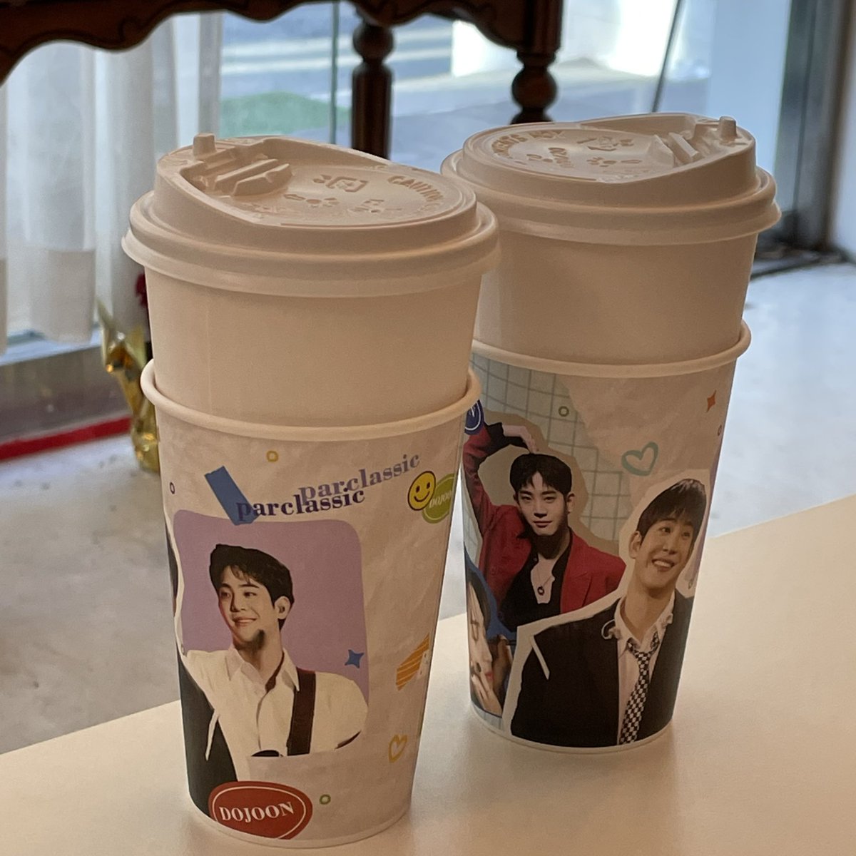 Y_Um_0420's tweet photo. 방금.. 오셔서... 저희한테 라떼 선물해주고 가신 선생님.. 사는 동안 돈 많이 버시고 적게 일하시고.. 타고 가시는 대중교통 마다 배차간격 딱딱 맞으시길... 감사해요...❤️ https://t.co/tSw2dUfFhA