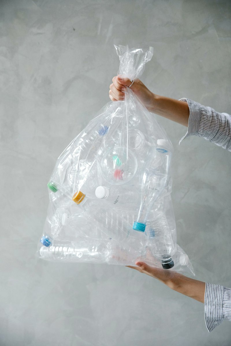 waste_switch's tweet photo. 🎶 On the eleventh day of Christmas, Wasteswitch said to me... eliminate single use plastics at my company 🎶 Use straws, cling film, plastic bags or single use plastic materials at your business? Commit to getting rid of them completely this year. https://t.co/Zm2aR96G5w