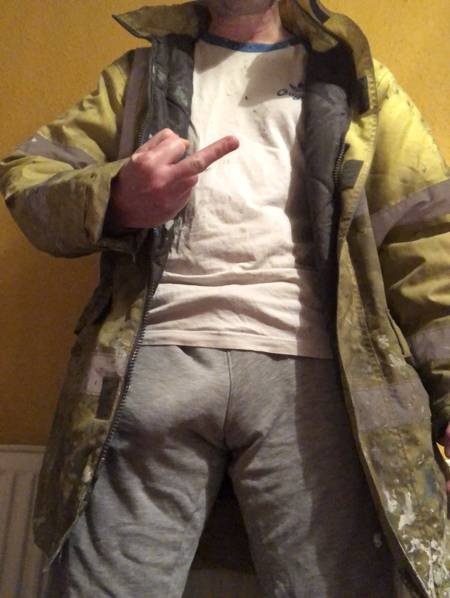 Jonny4Dad's tweet photo. #backtowork is trending but some of us haven't fucking stopped 

#tradie #gaytrade #tradesmen #tradies #hivis #sweats #greysweatpantsseason #bulge #dickprint #bulgelover #scally #chav #scallylad #adidasgay #todgertuesday #suckit #bulgeintrackies #exhibitionist #hardatwork #exhib https://t.co/GnBE0ivQwl